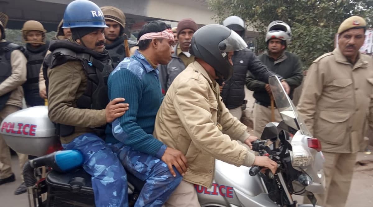 जामिया हिंसा के 6 आरोपियों को न्यायिक हिरासत में भेजा गया; सीलमपुर में हालात पर पाया गया काबू जामिया हिंसा के 6 आरोपियों को न्यायिक हिरासत में भेजा गया; सीलमपुर में हालात पर पाया गया काबू