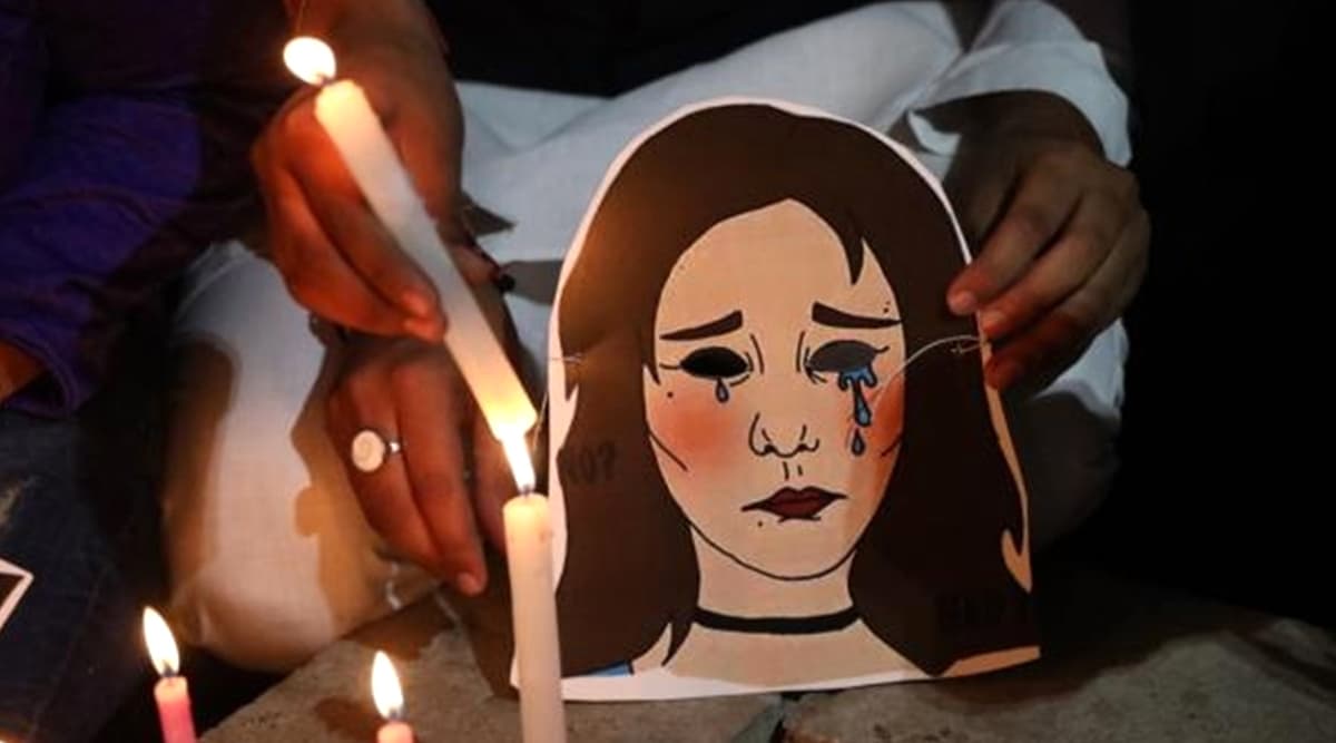 गुजरात में दरिंदगी की सारी हदें पार, 19 वर्षीय युवती को गैंगरेप के बाद फांसी पर लटकाया- ट्विटर पर गूंजी इंसाफ की मांग गुजरात में दरिंदगी की सारी हदें पार, 19 वर्षीय युवती को गैंगरेप के बाद फांसी पर लटकाया- ट्विटर पर गूंजी इंसाफ की मांग