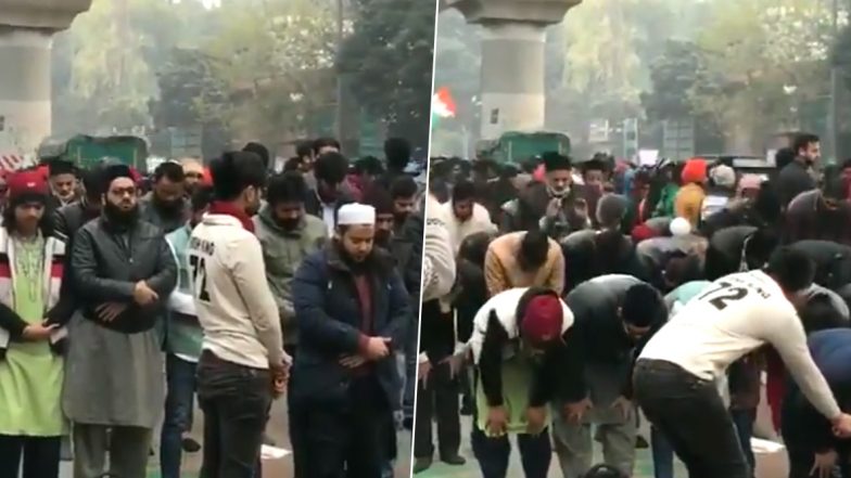 VIDEO: जामिया गेट पर दिखी गंगा जमुनी तहजीब- मुस्लिम अदा कर रहे थे नमाज, अन्य धर्म के लोगों ने ऐसे की सुरक्षा