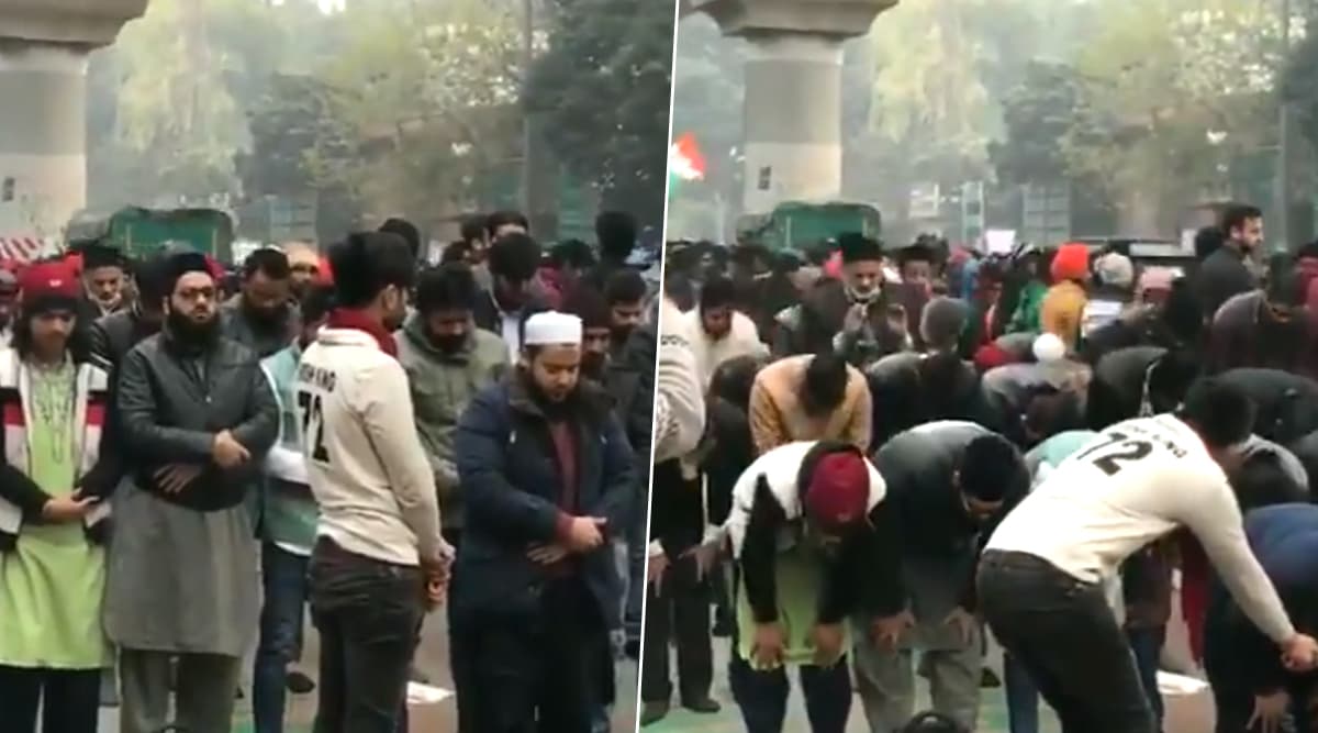 VIDEO: जामिया गेट पर दिखी गंगा जमुनी तहजीब- मुस्लिम अदा कर रहे थे नमाज, अन्य धर्म के लोगों ने ऐसे की सुरक्षा VIDEO: जामिया गेट पर दिखी गंगा जमुनी तहजीब- मुस्लिम अदा कर रहे थे नमाज, अन्य धर्म के लोगों ने ऐसे की सुरक्षा