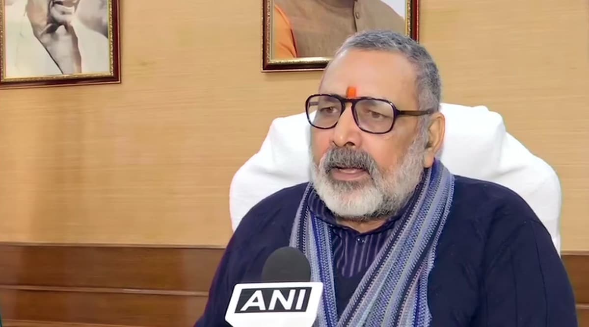केंद्रीय मंत्री गिरिराज सिंह का सनसनीखेज बयान, कहा- हमारे बच्चे विदेशों में खाते हैं बीफ, स्कूलों में गीता का श्लोक पढ़ाना जरुरी केंद्रीय मंत्री गिरिराज सिंह का सनसनीखेज बयान, कहा- हमारे बच्चे विदेशों में खाते हैं बीफ, स्कूलों में गीता का श्लोक पढ़ाना जरुरी