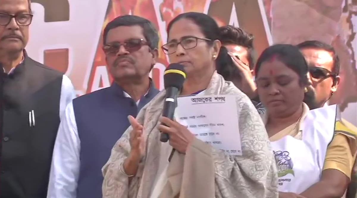CAA के खिलाफ सीएम ममता बनर्जी का विरोध जारी, कहा- बस वोटर लिस्ट में नाम दर्ज करवा लें, हम किसी को निकलने नहीं देंगे CAA के खिलाफ सीएम ममता बनर्जी का विरोध जारी, कहा- बस वोटर लिस्ट में नाम दर्ज करवा लें, हम किसी को निकलने नहीं देंगे