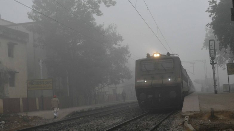 उत्तर भारत में ठंड का सितम जारी, घने कोहरे के कारण दिल्ली आने वाली 13 ट्रेनें देरी से