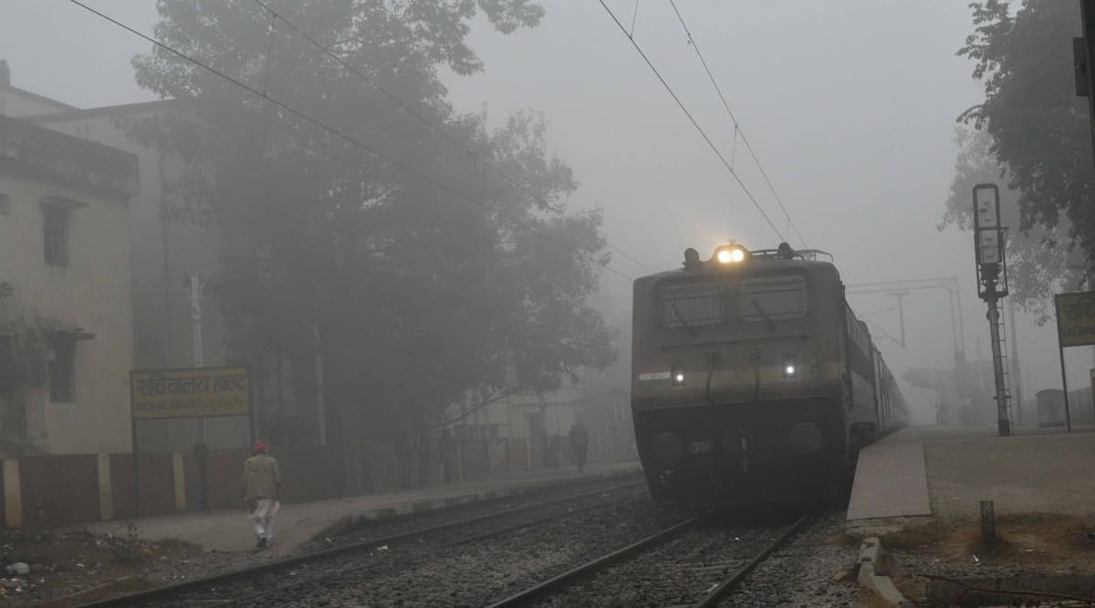 उत्तर भारत में ठंड का सितम जारी, घने कोहरे के कारण दिल्ली आने वाली 21 ट्रेनें लेट