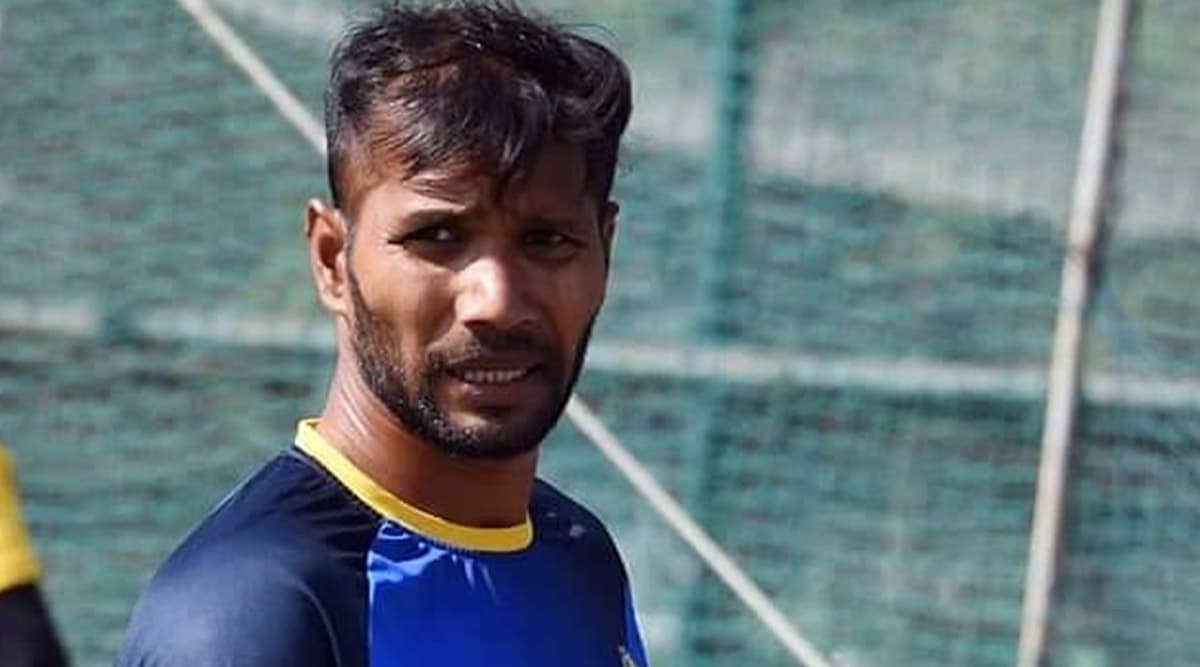 कोच राणादेब बोस के साथ बदसलूकी करना अशोक डिंडा को पड़ा भारी, बंगाल क्रिकेट टीम से हुई छुट्टी कोच राणादेब बोस के साथ बदसलूकी करना अशोक डिंडा को पड़ा भारी, बंगाल क्रिकेट टीम से हुई छुट्टी