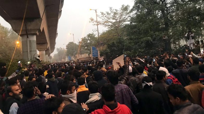 पटना में उपद्रवियों ने पुलिस चौकी और वाहनों में लगाई आग, दर्जनों पुलिसकर्मी घायल
