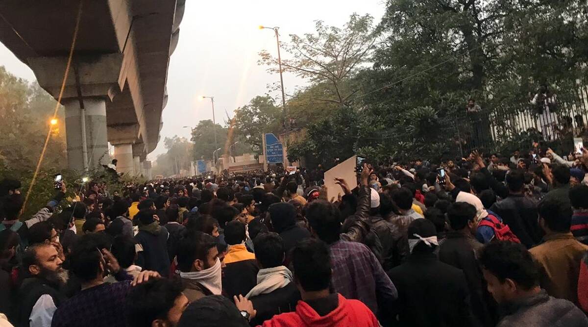पटना में उपद्रवियों ने पुलिस चौकी और वाहनों में लगाई आग, दर्जनों पुलिसकर्मी घायल पटना में उपद्रवियों ने पुलिस चौकी और वाहनों में लगाई आग, दर्जनों पुलिसकर्मी घायल
