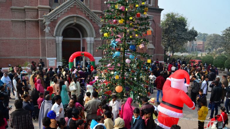 पाकिस्तान: ईसामसीह के जन्मदिवस के मौके पर देशभर में मनाया गया क्रिसमस, चर्चो के बाहर तैनात किए गए सुरक्षाबल