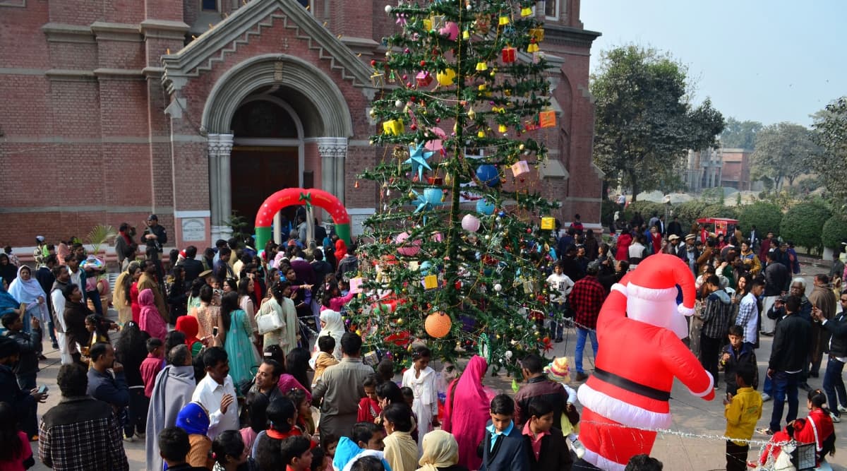 पाकिस्तान: ईसामसीह के जन्मदिवस के मौके पर देशभर में मनाया गया क्रिसमस, चर्चो के बाहर तैनात किए गए सुरक्षाबल पाकिस्तान: ईसामसीह के जन्मदिवस के मौके पर देशभर में मनाया गया क्रिसमस, चर्चो के बाहर तैनात किए गए सुरक्षाबल