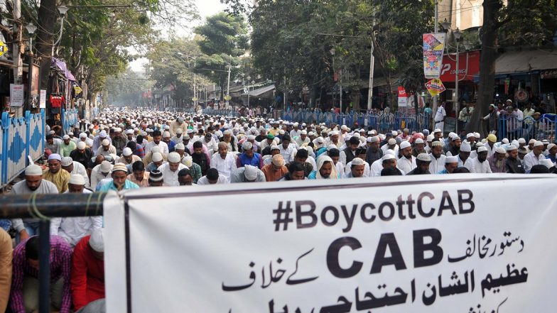 पश्चिम बंगाल: सीएए विरोधी प्रदर्शनकारियों ने रेलवे स्टेशनों में लगाई आग