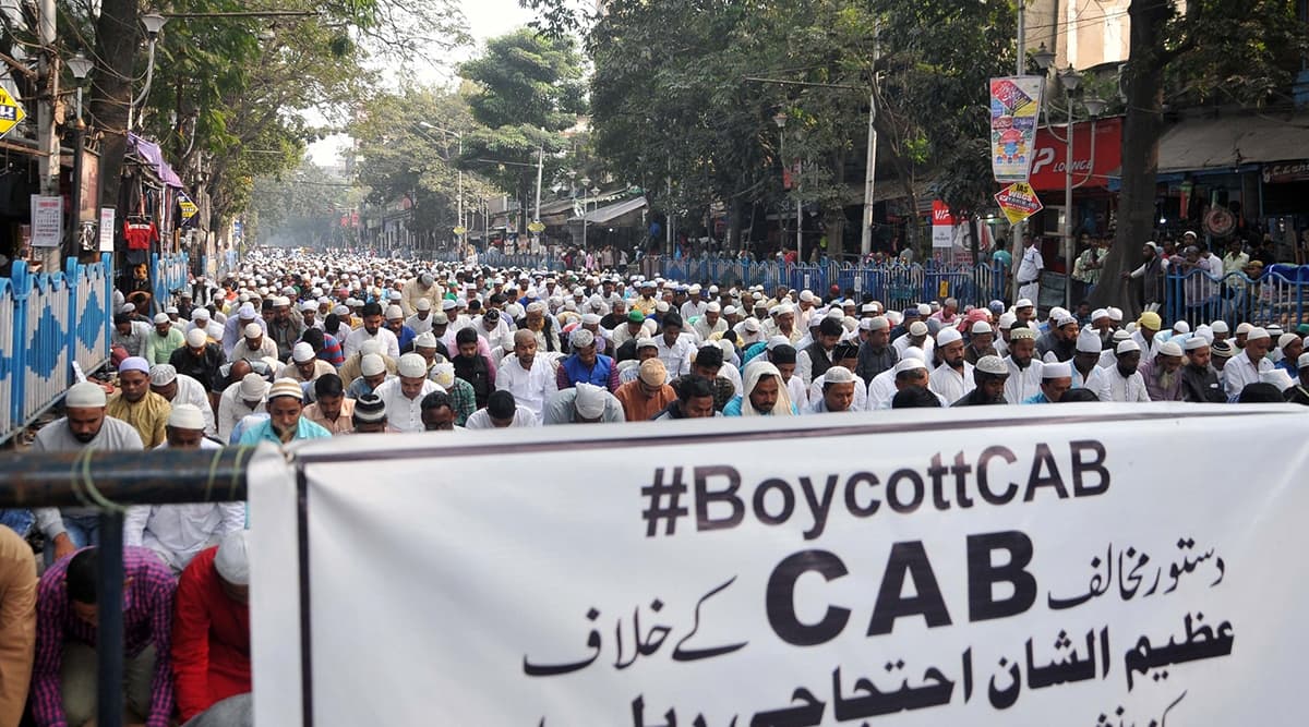 पश्चिम बंगाल: सीएए विरोधी प्रदर्शनकारियों ने रेलवे स्टेशनों में लगाई आग पश्चिम बंगाल: सीएए विरोधी प्रदर्शनकारियों ने रेलवे स्टेशनों में लगाई आग