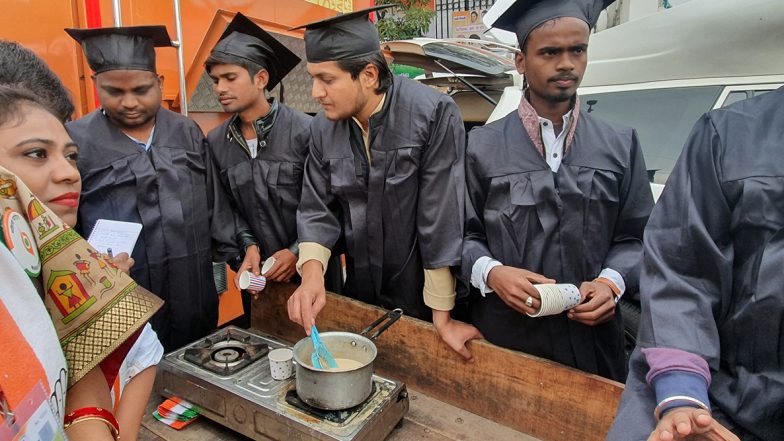 कांग्रेस कार्यकर्ताओं ने रैली में पकौड़े बेच सत्ताधारियों का मजाक उड़ाया