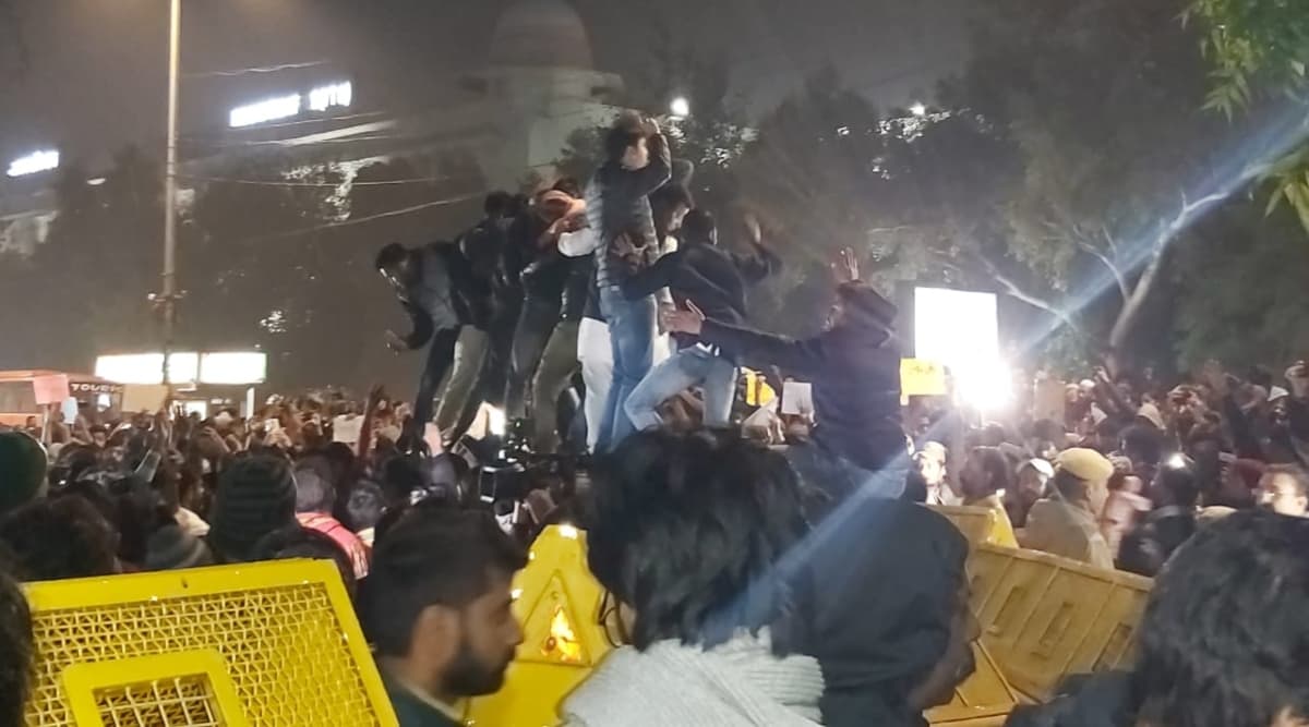 नागरिकता संशोधन कानून: जामिया मिलिया इस्लामिया के गेट पर छात्रों ने अर्धनग्न होकर किया विरोध प्रदर्शन नागरिकता संशोधन कानून: जामिया मिलिया इस्लामिया के गेट पर छात्रों ने अर्धनग्न होकर किया विरोध प्रदर्शन