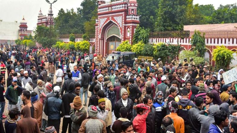 CAA Protest: अलीगढ़ मुस्लिम यूनिवर्सिटी के 10 हजार अज्ञात छात्रों पर केस दर्ज, 15 दिसंबर की हिंसा पर कार्रवाई