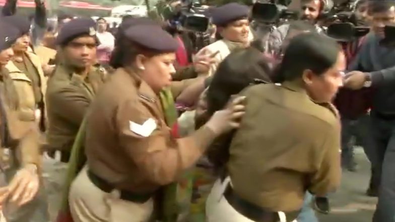 उन्नाव रेप पीड़िता के लिए दिल्ली में इंसाफ की मांग कर रही महिला ने अपनी ही 6 साल की बेटी पर डाला पेट्रोल