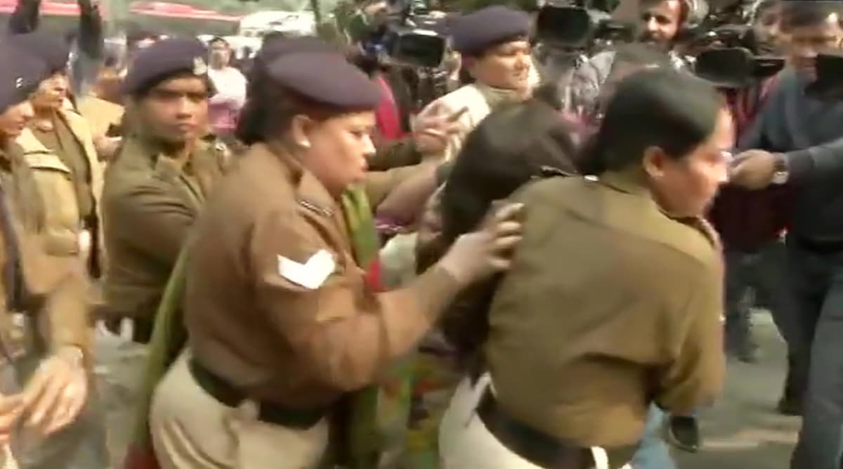 उन्नाव रेप पीड़िता के लिए दिल्ली में इंसाफ की मांग कर रही महिला ने अपनी ही 6 साल की बेटी पर डाला पेट्रोल उन्नाव रेप पीड़िता के लिए दिल्ली में इंसाफ की मांग कर रही महिला ने अपनी ही 6 साल की बेटी पर डाला पेट्रोल