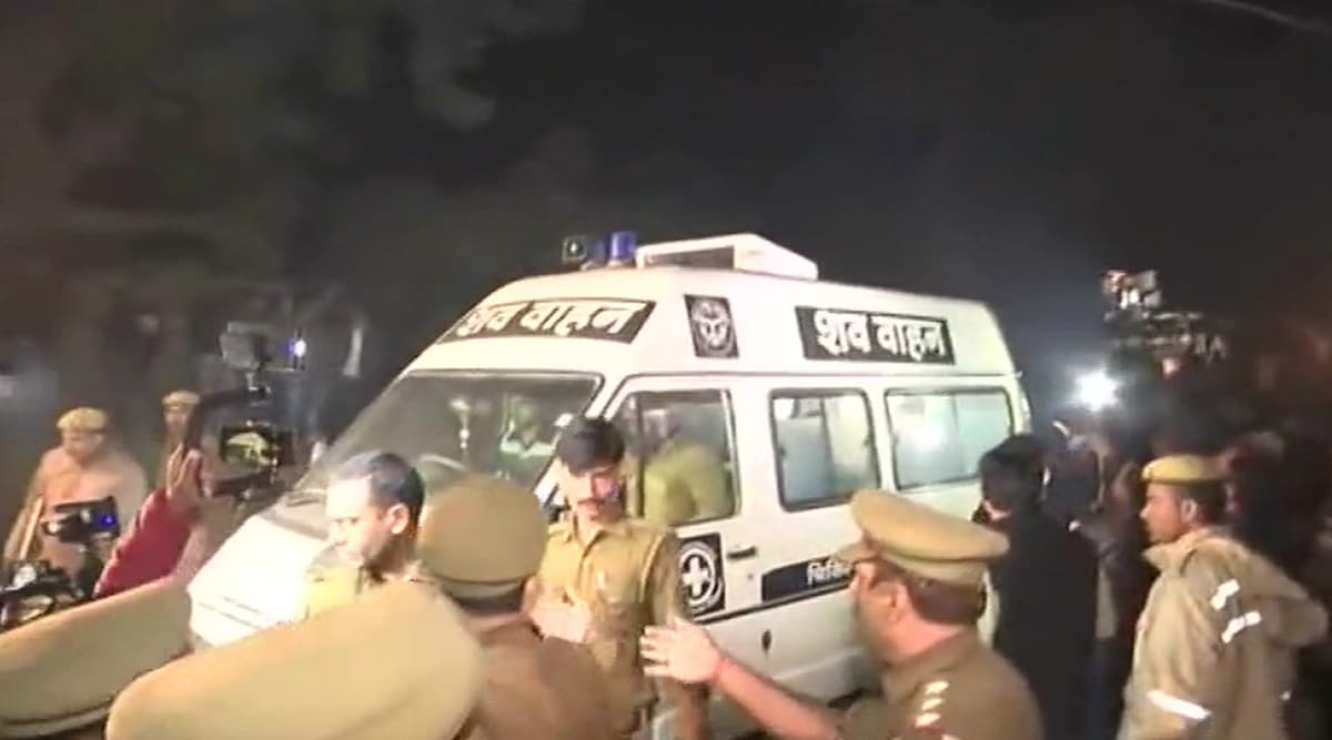 उन्नाव: गम और गुस्से के बीच घर लाया गया रेप पीड़िता का शव, गांव में तनाव का माहौल, पुलिस ने बढ़ाई सुरक्षा उन्नाव: गम और गुस्से के बीच घर लाया गया रेप पीड़िता का शव, गांव में तनाव का माहौल, पुलिस ने बढ़ाई सुरक्षा