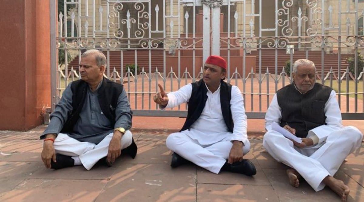 उत्तर प्रदेश: उन्नाव रेप केस के विरोध में विधानसभा के बाहर धरने पर बैठे पूर्व सीएम अखिलेश यादव उत्तर प्रदेश: उन्नाव रेप केस के विरोध में विधानसभा के बाहर धरने पर बैठे पूर्व सीएम अखिलेश यादव