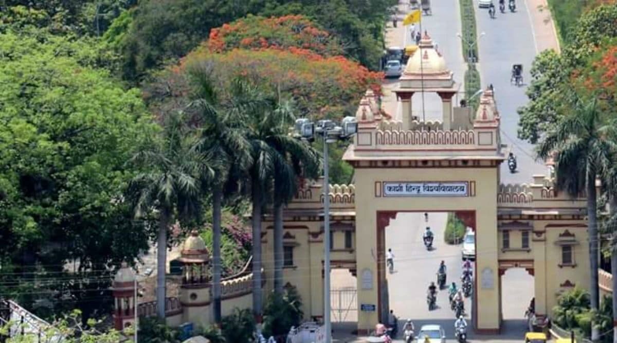 BHU: प्रोफेसर फिरोज खान के इस्तीफे के बाद छात्रों ने खत्म किया आन्दोलन, अब कला संकाय में देंगे सेवा BHU: प्रोफेसर फिरोज खान के इस्तीफे के बाद छात्रों ने खत्म किया आन्दोलन, अब कला संकाय में देंगे सेवा