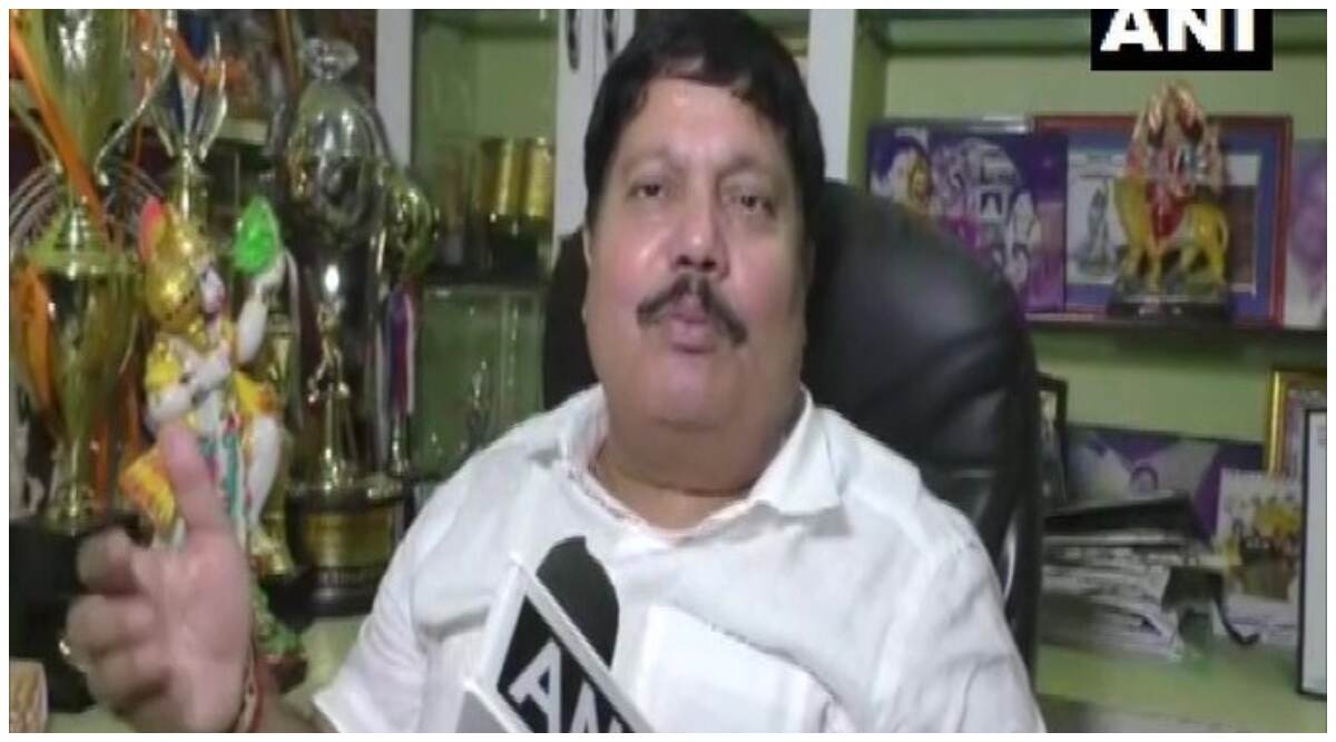 पश्चिम बंगाल: बीजेपी सांसद अर्जुन सिंह की गाड़ी पर हमला, कानून व्यवस्था पर उठाए सवाल पश्चिम बंगाल: बीजेपी सांसद अर्जुन सिंह की गाड़ी पर हमला, कानून व्यवस्था पर उठाए सवाल