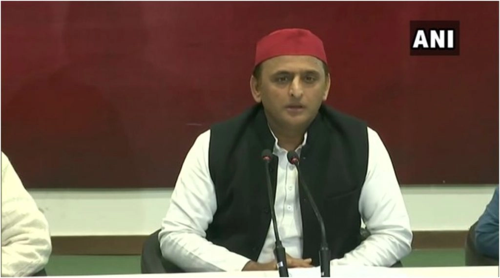 अखिलेश यादव घर में नजरबंद 