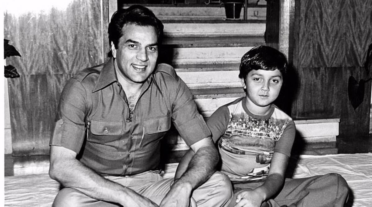 धर्मेन्द्र के जन्मदिन पर ईशा और बॉबी देओल ने इस खास अंदाज में किया विश धर्मेन्द्र के जन्मदिन पर ईशा और बॉबी देओल ने इस खास अंदाज में किया विश