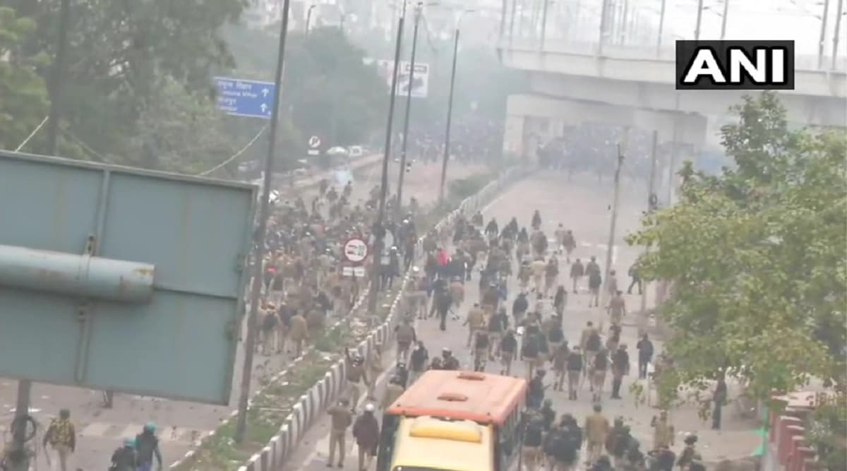 नागरिकता कानून का विरोध जारी: दिल्ली के सीलमपुर स्टेशन को खोला गया, हिंसक प्रदर्शन के बाद हुआ था बंद नागरिकता कानून का विरोध जारी: दिल्ली के सीलमपुर स्टेशन को खोला गया, हिंसक प्रदर्शन के बाद हुआ था बंद