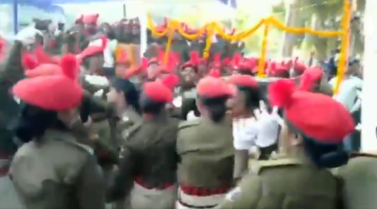 बिहार: सीतामढ़ी में महिला पुलिसकर्मियों ने भोजपुरी गाने पर जमकर किया डांस, देखें वीडियो बिहार: सीतामढ़ी में महिला पुलिसकर्मियों ने भोजपुरी गाने पर जमकर किया डांस, देखें वीडियो