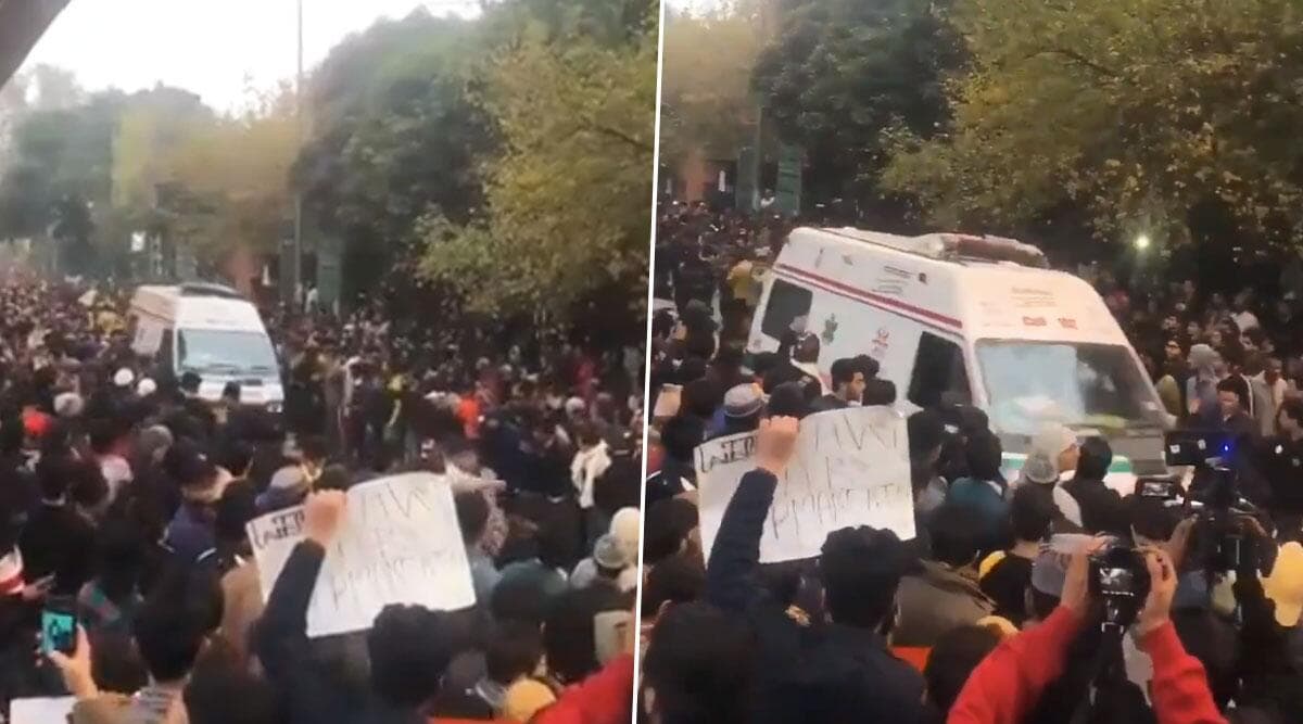 जामिया मिलिया इस्लामिया के छात्रों ने CAA प्रोटेस्ट के दौरान एम्बुलेंस को दिया रास्ता, सोशल मीडिया पर लोगों का जीता दिल, देखें वीडियो जामिया मिलिया इस्लामिया के छात्रों ने CAA प्रोटेस्ट के दौरान एम्बुलेंस को दिया रास्ता, सोशल मीडिया पर लोगों का जीता दिल, देखें वीडियो