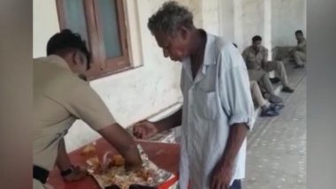 केरल: पुलिस अधिकारी का एक शख्स के साथ अपना खाना बांटने का वीडियो हुआ वायरल, लोगों ने कहा असली हीरो