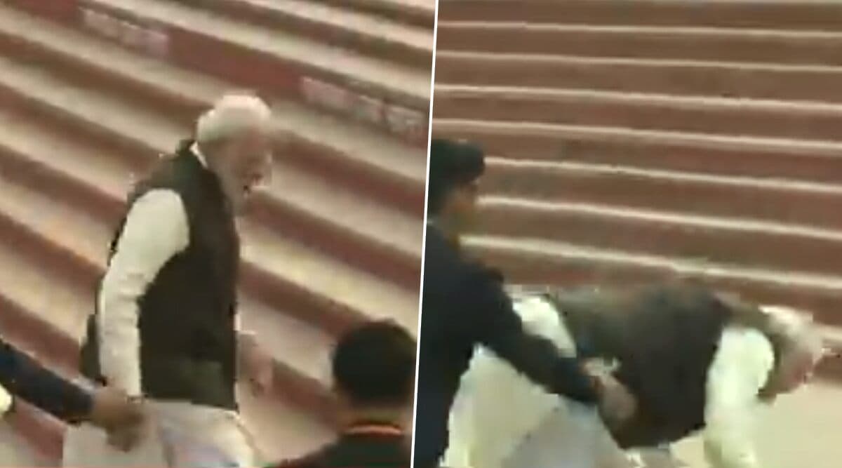 पीएम नरेंद्र मोदी कानपुर के गंगा घाट पर फिसलकर गिरे, वीडियो वायरल पीएम नरेंद्र मोदी कानपुर के गंगा घाट पर फिसलकर गिरे, वीडियो वायरल