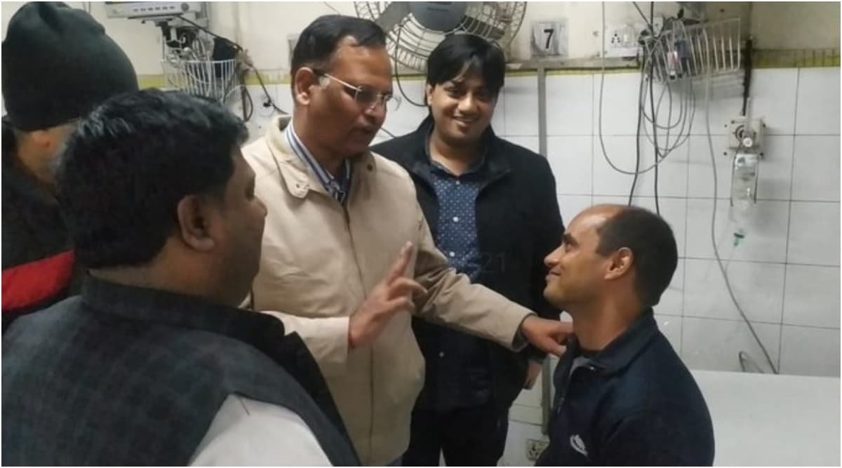 दिल्ली आग हादसा: फायरमैन राजेश शुक्ला बने मसीहा, अपनी जान को जोखिम में डालकर 11 लोगों की बचाई जान दिल्ली आग हादसा: फायरमैन राजेश शुक्ला बने मसीहा, अपनी जान को जोखिम में डालकर 11 लोगों की बचाई जान
