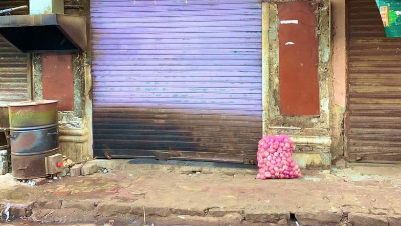 बंद रेस्टोरेंट के बाहर रखी थी प्याज की बोरी, ट्विटर यूजर्स ने पूछा क्या ये सुरक्षित है?