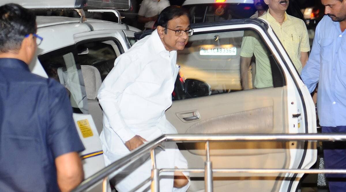 INX मीडिया केस: समर्थकों के भारी हुजूम के बीच तिहाड़ जेल से 106 दिन बाद निकले पी.चिदंबरम, बेटे कार्ति रहे मौजूद INX मीडिया केस: समर्थकों के भारी हुजूम के बीच तिहाड़ जेल से 106 दिन बाद निकले पी.चिदंबरम, बेटे कार्ति रहे मौजूद
