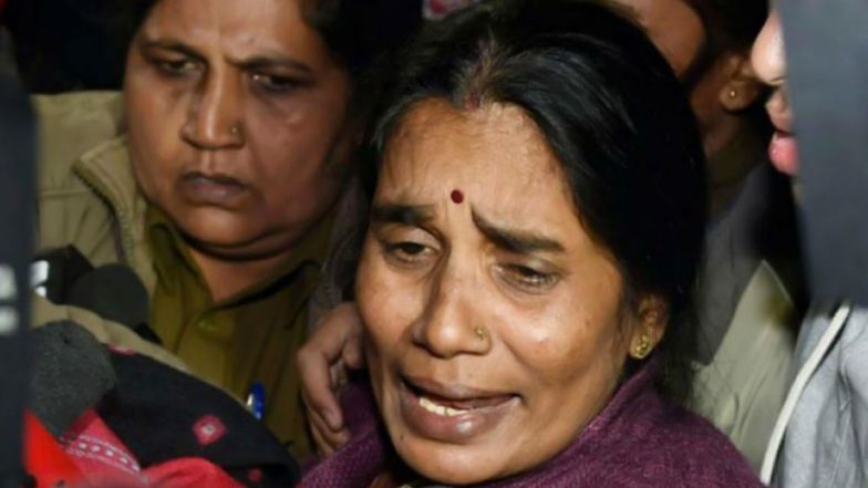 Nirbhaya Gangrape Case: फांसी पर फैसला टलने पर रो पड़ीं निर्भया की मां आशा देवी, कहा- कोर्ट सिर्फ दोषियों के अधिकार देख रहा