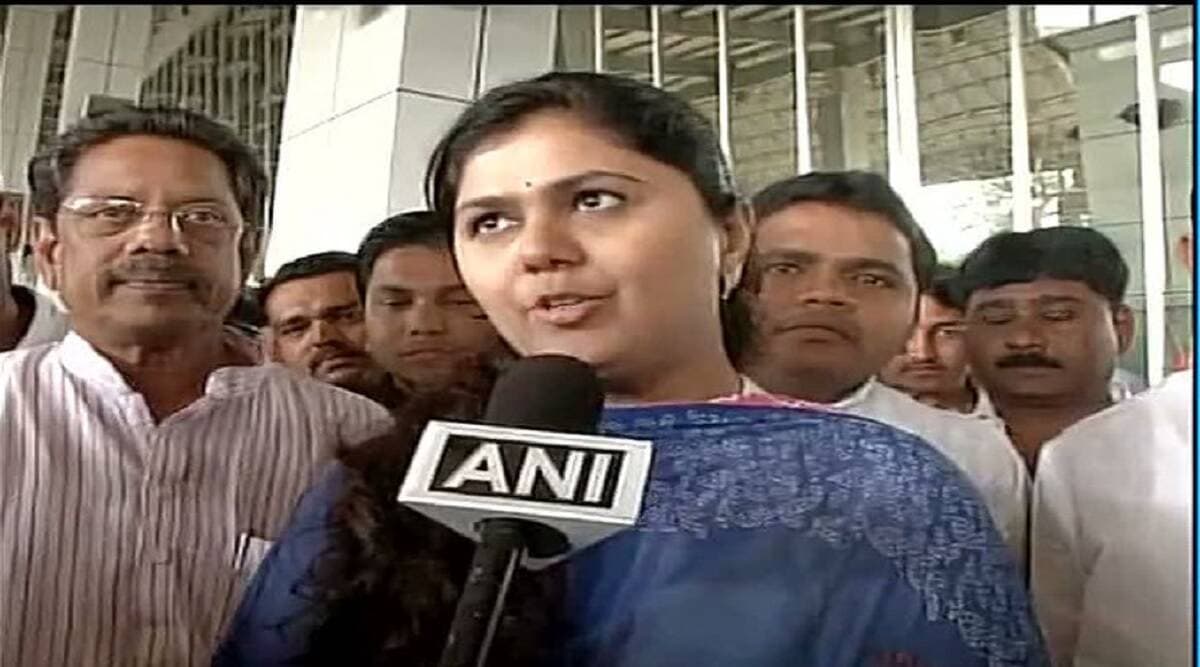 महाराष्ट्र: मराठवाडा में पानी का संकट, 1 दिन के भूख हड़ताल पर बैठी पंकजा मुंडे महाराष्ट्र: मराठवाडा में पानी का संकट, 1 दिन के भूख हड़ताल पर बैठी पंकजा मुंडे