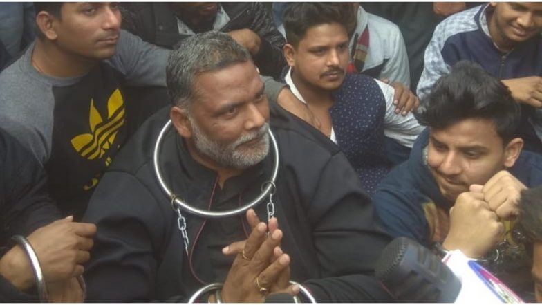 बिहार में CAA के विरोध में बंद, पूर्व सांसद पप्पू यादव बेड़ियां पहनकर सड़क पर उतरे