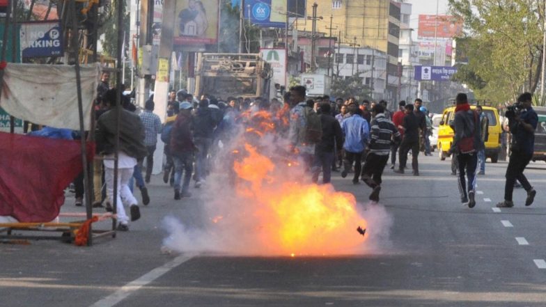 नागरिकता संशोधन बिल के खिलाफ हिंसक प्रदर्शन के कारण त्रिपुरा और असम आने-जाने वाली सभी यात्री ट्रेनें निलंबित, कई उड़ानों पर भी असर