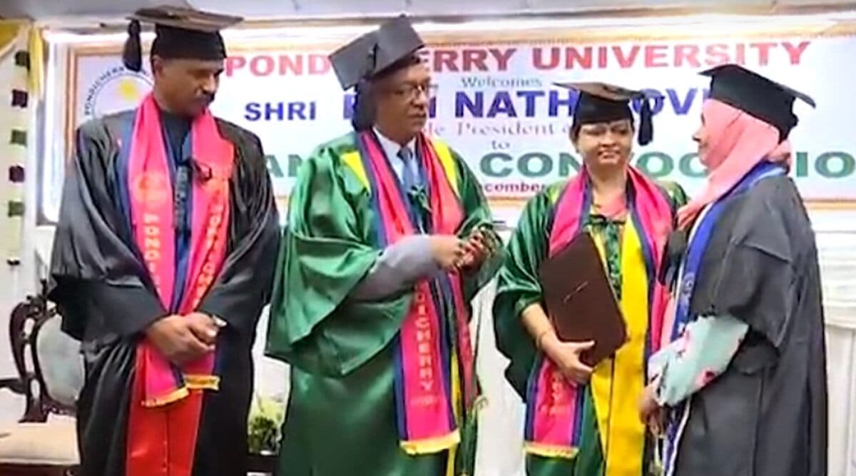 राष्ट्रपति कोविंद के आने के पहले हिजाब नहीं उतारा तो सुरक्षा बलों ने पुदुचेरी यूनिवर्सिटी की छात्रा राबिहा को दिखाया बाहर का रास्ता, दीक्षांत समारोह में गोल्ड मेडल लेने से किया इनकार राष्ट्रपति कोविंद के आने के पहले हिजाब नहीं उतारा तो सुरक्षा बलों ने पुदुचेरी यूनिवर्सिटी की छात्रा राबिहा को दिखाया बाहर का रास्ता, दीक्षांत समारोह में गोल्ड मेडल लेने से किया इनकार