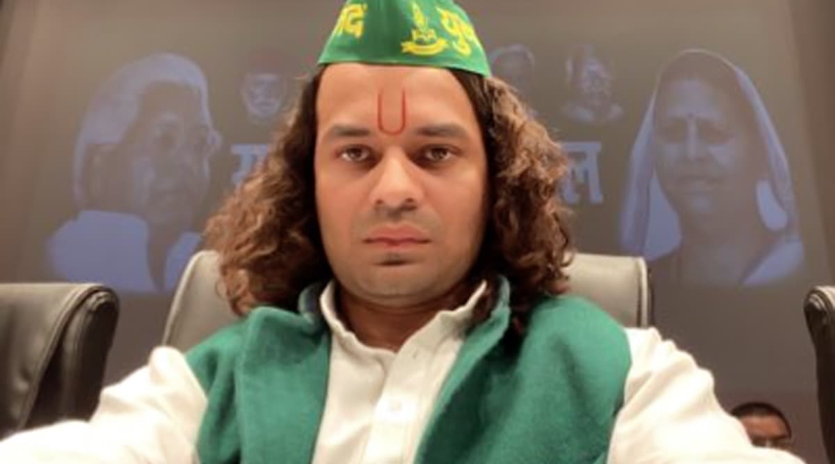 तेज प्रताप यादव ने ट्विटर पर शेयर किया अपना नया लुक, लोगों ने कहा कव्वाल और वाहियात, देखें तस्वीरें तेज प्रताप यादव ने ट्विटर पर शेयर किया अपना नया लुक, लोगों ने कहा कव्वाल और वाहियात, देखें तस्वीरें