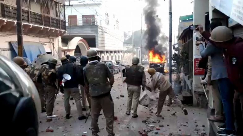 CAA पर बवाल: उत्तर प्रदेश में हिंसा के दौरान अब तक 15 की मौत, सोमवार तक 15 जिलों में इंटरनेट सेवा बंद