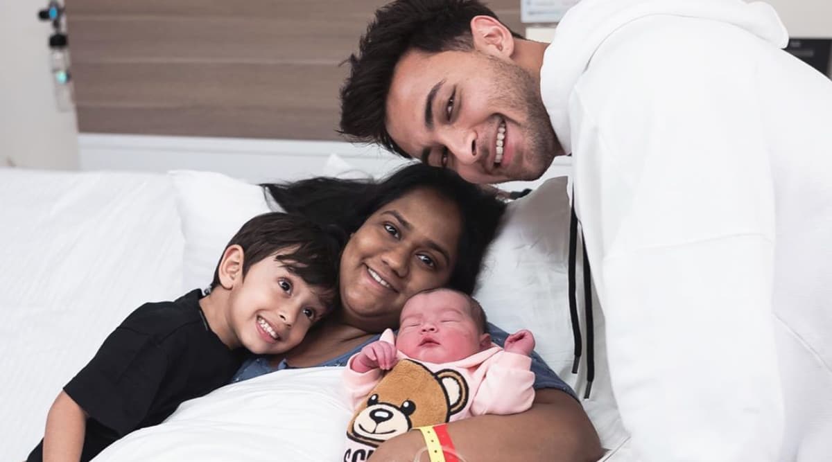 सलमान खान की भांजी आयत की पहली झलक आई सामने, आयुष शर्मा ने शेयर की क्यूट फोटोज सलमान खान की भांजी आयत की पहली झलक आई सामने, आयुष शर्मा ने शेयर की क्यूट फोटोज