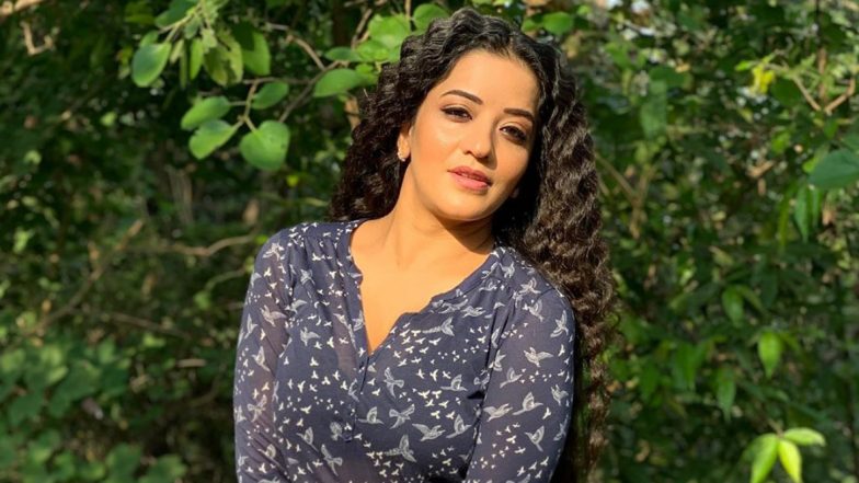 रेड स्विम शूट पहन पूल में उतरी मोनालिसा तो सोशल मीडिया पर मचा बवाल, देखें तस्वीर