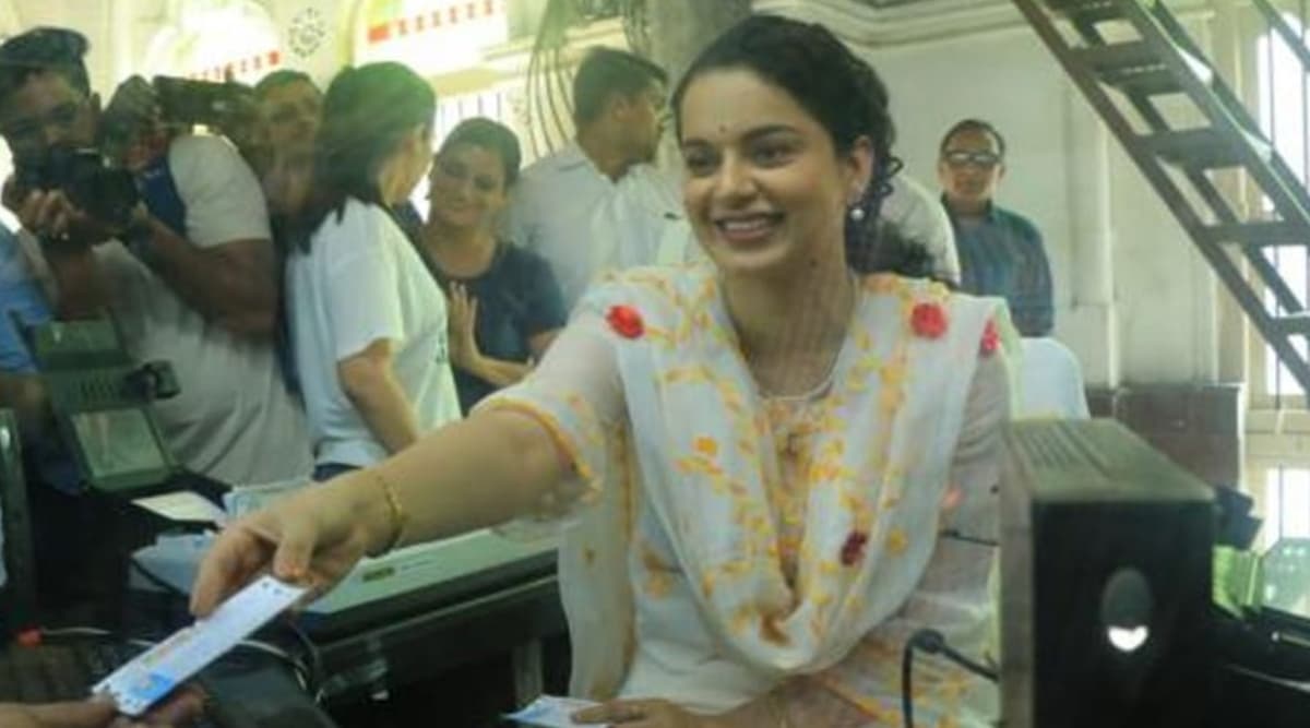 कंगना रनौत ने फिल्म 'पंगा' के प्रोमोशन के लिए पहुंची CST स्टेशन, एक्ट्रेस को टिकट काउंटर पर देख यात्री हुए हैरान कंगना रनौत ने फिल्म 'पंगा' के प्रोमोशन के लिए पहुंची CST स्टेशन, एक्ट्रेस को टिकट काउंटर पर देख यात्री हुए हैरान