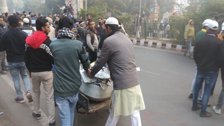 नागरिकता संशोधन कानून: CAA विरोधी प्रदर्शन में परोसी बिरयानी ताकि भूख न बने परेशानी, साथ ही पीने के लिए दिया गया हजारों पानी का पाउच