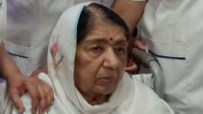 लता मंगेशकर की ब्रीच कैंडी अस्पताल से लेटेस्ट फोटो इंटरनेट पर हुई Viral