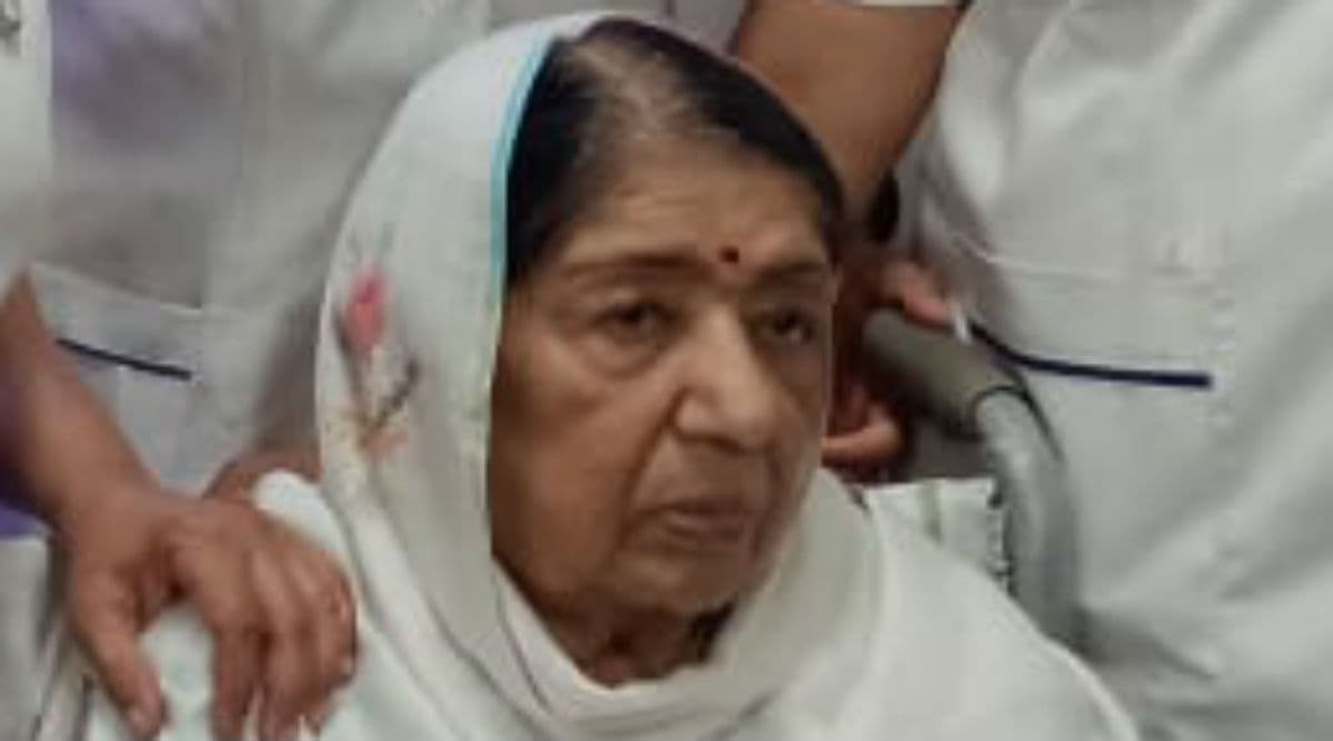 लता मंगेशकर की ब्रीच कैंडी अस्पताल से लेटेस्ट फोटो इंटरनेट पर हुई Viral लता मंगेशकर की ब्रीच कैंडी अस्पताल से लेटेस्ट फोटो इंटरनेट पर हुई Viral