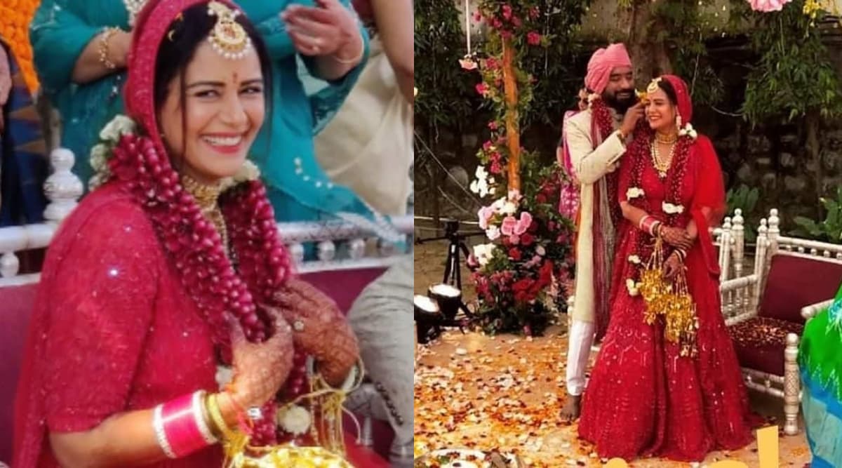 एक्ट्रेस मोना सिंह ने मुंबई में बॉयफ्रेंड श्याम संग रचाई शादी, दुल्हन के जोड़े में लग रही हैं बेहद खूबसूरत (Photos) एक्ट्रेस मोना सिंह ने मुंबई में बॉयफ्रेंड श्याम संग रचाई शादी, दुल्हन के जोड़े में लग रही हैं बेहद खूबसूरत (Photos)