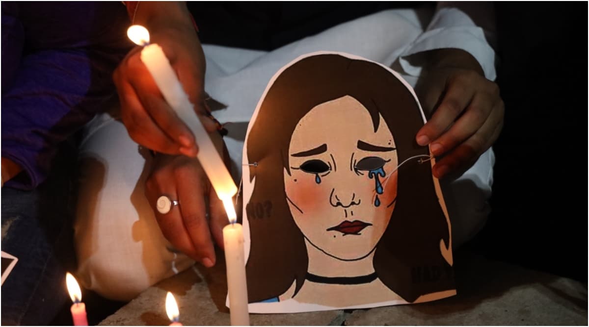 यूपी: नाबालिग से छेड़छाड़, 'उन्नाव जैसी' हाल करने की दी धमकी यूपी: नाबालिग से छेड़छाड़, 'उन्नाव जैसी' हाल करने की दी धमकी