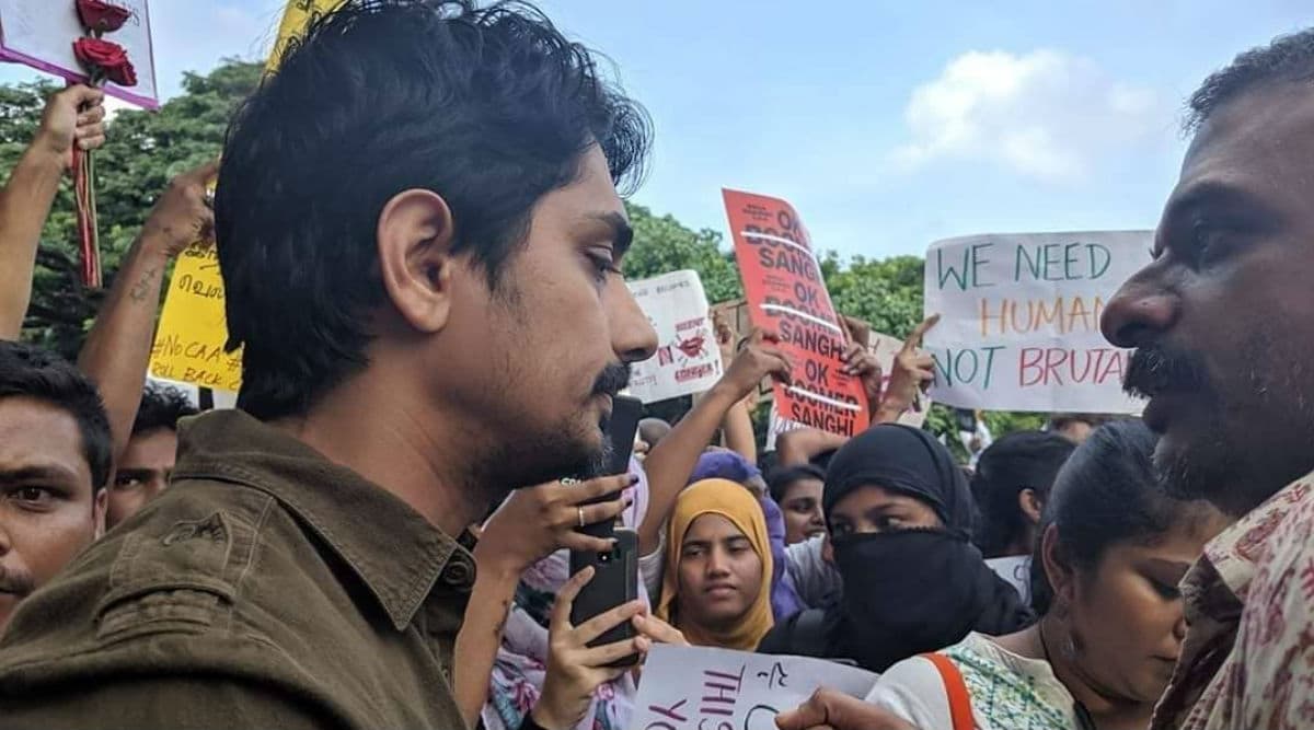 CAA Protest: ‘रंग दे बसंती’ एक्टर सिद्धार्थ के खिलाफ FIR, बिना इजाजत कर रहे थे विरोध CAA Protest: ‘रंग दे बसंती’ एक्टर सिद्धार्थ के खिलाफ FIR, बिना इजाजत कर रहे थे विरोध